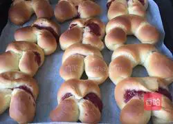 Illustration of how to make poppy strawberry jam buns 10 