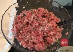 Illustration of how to make fresh meat mooncakes 12