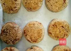 Illustration of how to make five-nut mooncakes 4