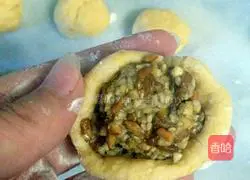 Illustration of how to make pumpkin mooncakes 6