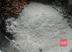 Cantonese five-nut mooncake recipe 7