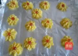 Illustration of how to make egg yolk cookies 8