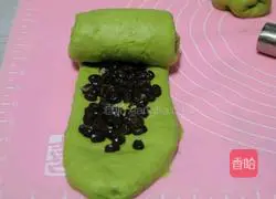 Illustration of how to make matcha honey bean toast 10