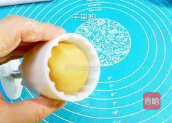 Illustration of how to make custard mooncakes 8