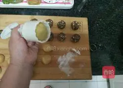 Illustration of how to make mooncakes with five kernel fillings 13
