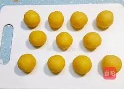 Illustration of how to make custard mooncakes 4