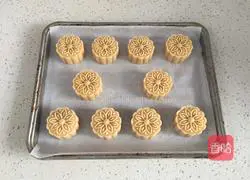 Illustration of how to make chestnut stuffed mooncakes 9