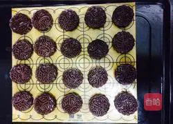 Illustration of how to make chocolate sauce mooncakes 6