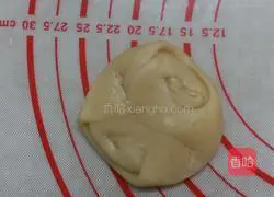 Illustration of how to make fresh meat mooncakes 11