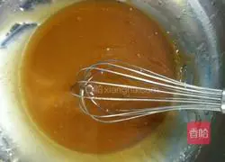 Illustration of how to make lotus paste and egg yolk mooncakes 1