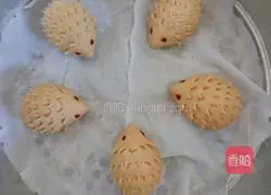 Illustration of how to make chocolate hedgehog buns 9