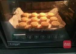 Illustration of how to make mooncakes with five kernel fillings 16