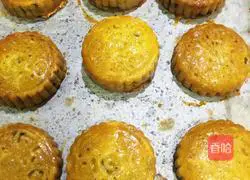 Illustration of how to make bean paste and egg yolk mooncakes 11