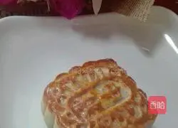 Illustration of how to make five-nut barbecued pork mooncakes 4