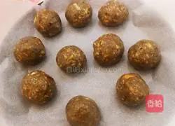 Illustration of how to make cashew nut mooncakes 8