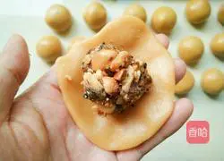 Illustration of how to make five-nut mooncakes 9