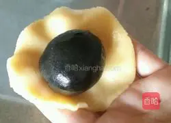 Cantonese-style sesame mooncake recipe illustration 7