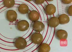 Illustration of how to make egg yolk and lotus paste mooncakes 10