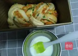 Illustration of how to make chives and meat floss toast 17