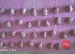 Illustration of how to make dragon fruit rose buns 8