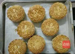 Illustration of how to make nut mooncakes 7