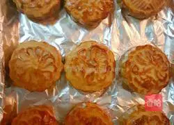 White Lotus Paste Egg Yolk Mooncake Recipe Illustration 13