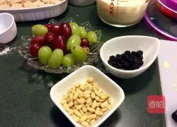 Illustration of how to make raisin bread pudding 4