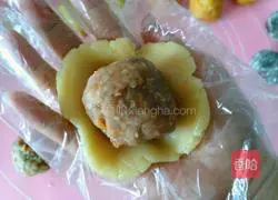 Illustration of how to make sugar-free five-nut mooncakes 8