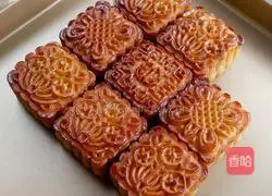 Illustration of how to make Cantonese bean paste and egg yolk mooncakes 10