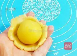 Illustration of how to make custard mooncakes 5