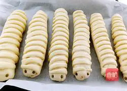 Caterpillar bean paste bread recipe 12