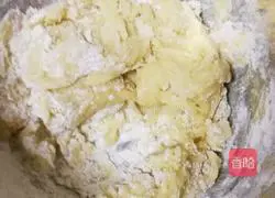 Illustration of how to make five-nut mooncakes 2