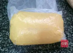 Illustration of making five-nut mooncakes 3