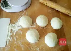 Illustration of how to make golden garlic borscht 4