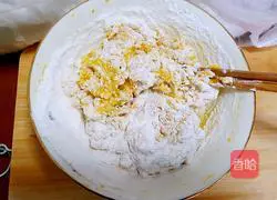 Illustration of how to make pumpkin mooncakes with mung bean paste filling 5