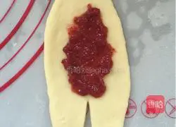 Illustration of how to make poppy strawberry jam buns 6