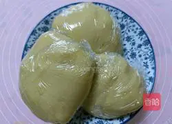 Illustration of how to make egg yolk and bean paste mooncakes 6