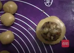 Illustration of how to make five-nut mooncakes 9