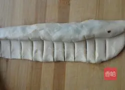 Illustration of how to make caterpillar bread 7