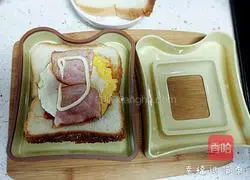 Illustration of how to eat two toasts 5