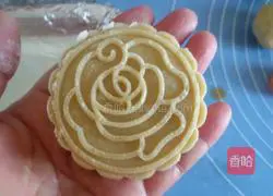 Illustration of how to make lotus paste and egg yolk mooncakes 12