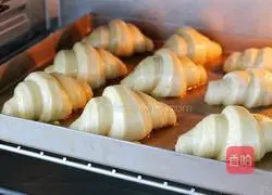 Illustration of how to make croissants 17