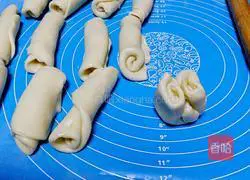 Illustration of how to make puff pastry mooncakes (egg yolk bean paste filling) 9