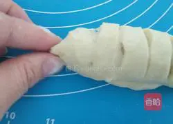 Illustration of how to make meat floss rolls 9