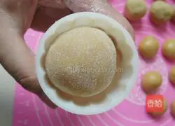 Illustration of how to make mung bean stuffed mooncakes 8