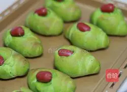 Illustration of how to make spinach sausage buns 17