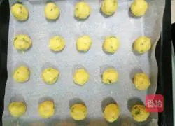 Illustration of how to make chive crisp biscuits 4