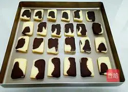 Illustration of how to make two-color biscuits 12