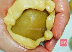 Cantonese style white lotus paste and egg yolk mooncake recipe 7