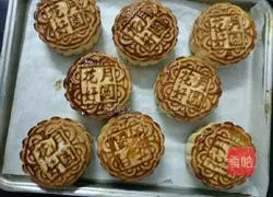 Illustration of how to make nut mooncakes 8